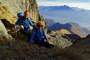 49 Salendo il ripido canalino erboso-roccioso